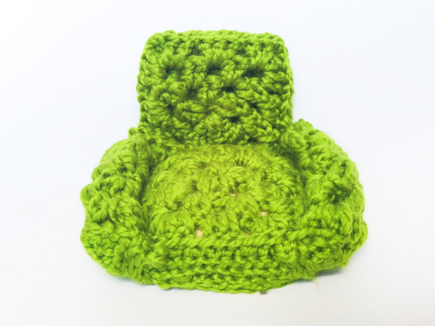 Crochet armchair for dolls/elves